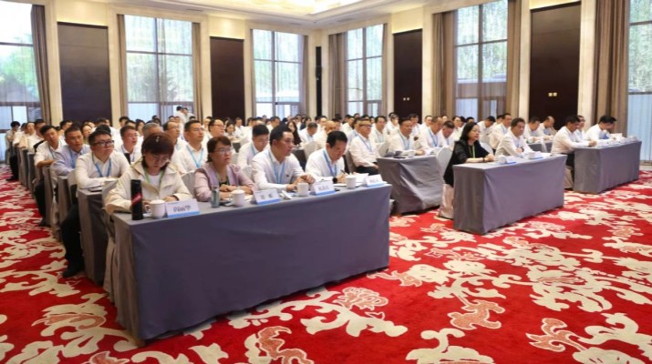 6月20日，甘肅文旅集團(tuán)2025年文化品牌建設(shè)暨內(nèi)訓(xùn)師培訓(xùn)班在集團(tuán)武威實(shí)訓(xùn)基地開班。甘肅文旅集團(tuán)黨委書記、董事長石培文以《黃沙與星途，種植文旅人的永恒綠洲》為題，講授了“開班第一課″，翻開集團(tuán)企業(yè)文化