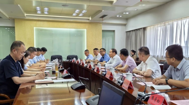 7月9日至11日，甘肅文旅集團(tuán)黨委書記、董事長石培文帶隊(duì)赴連云港市考察交流，連云港市政府黨組成員、副市長杜波主持座談會(huì)，連云港市政府及相關(guān)部門負(fù)責(zé)人參加座談。座談會(huì)上，石培文介紹了甘肅文旅集團(tuán)在科技智
