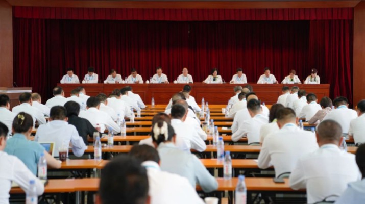 7月18日上午，甘肅文旅集團(tuán)召開2025年上半年工作會(huì)暨生產(chǎn)經(jīng)營調(diào)度會(huì)。集團(tuán)黨委書記、董事長石培文出席會(huì)議并講話，黨委副書記、總經(jīng)理馬文玫主持會(huì)議并安排下半年重點(diǎn)工作。會(huì)議通報(bào)了集團(tuán)上半年經(jīng)營成果、“